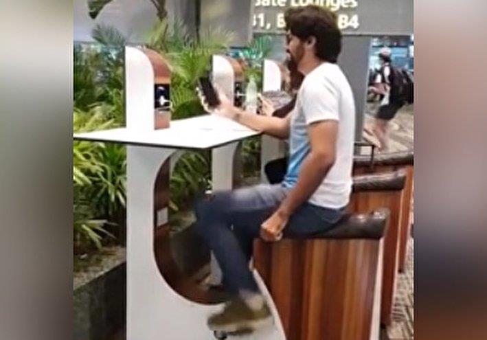شارژ گوشی با رکاب زنی  در فرودگاه سنگاپور