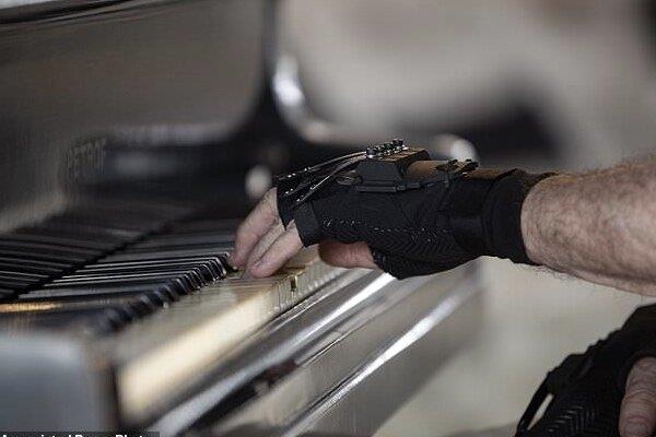 احیای قدرت انگشتان دست پیانیست برزیلی با دستکش بیونیک 