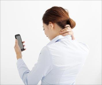 موبایل باعث  «سندرم گردن پیامکی» می شود